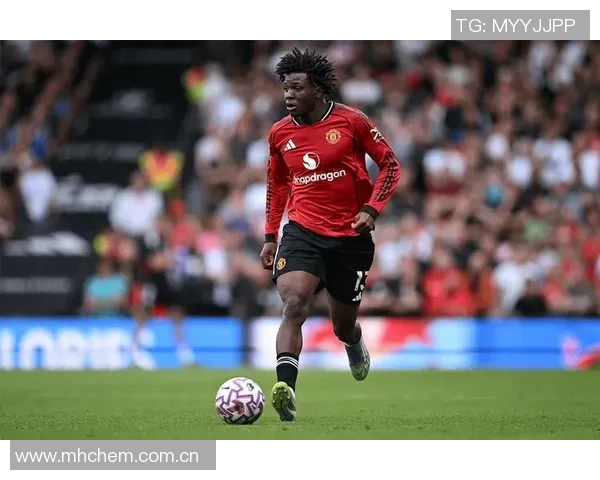 拜仁对曼联中场梅努表现出浓厚兴趣引发关注