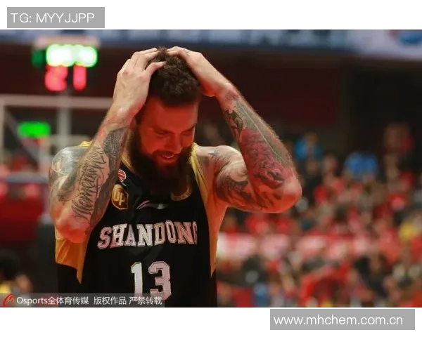 杨瀚森拼抢地板球被亚当斯压住展现强硬风格值得称赞